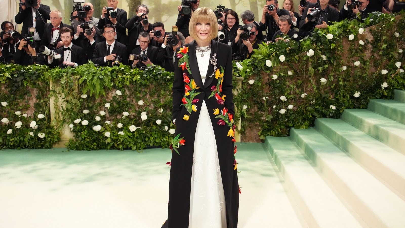 Anna Wintour to step aside as editor of American Vogue