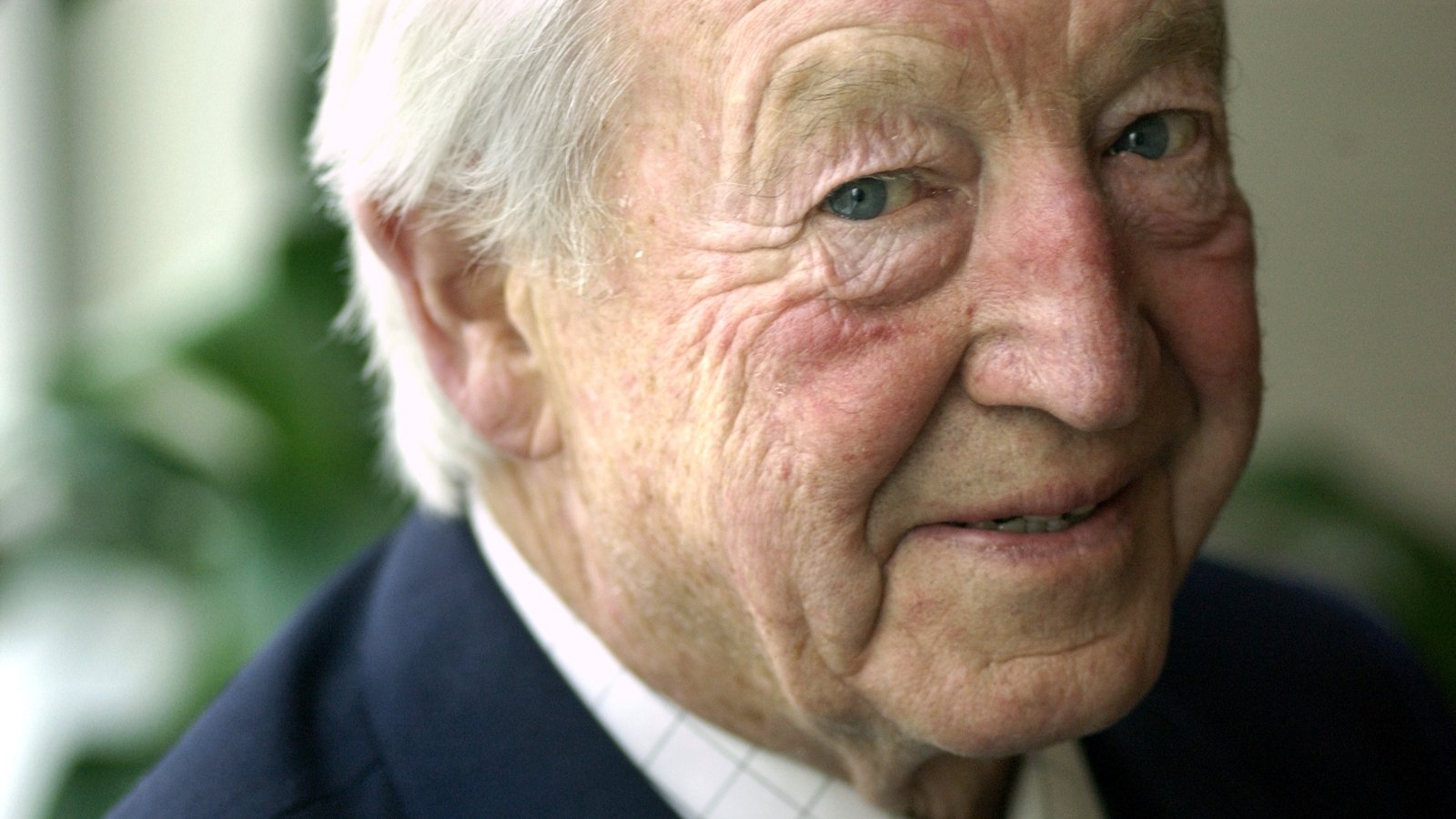 ITV News at Ten presenter Sandy Gall dies aged 97