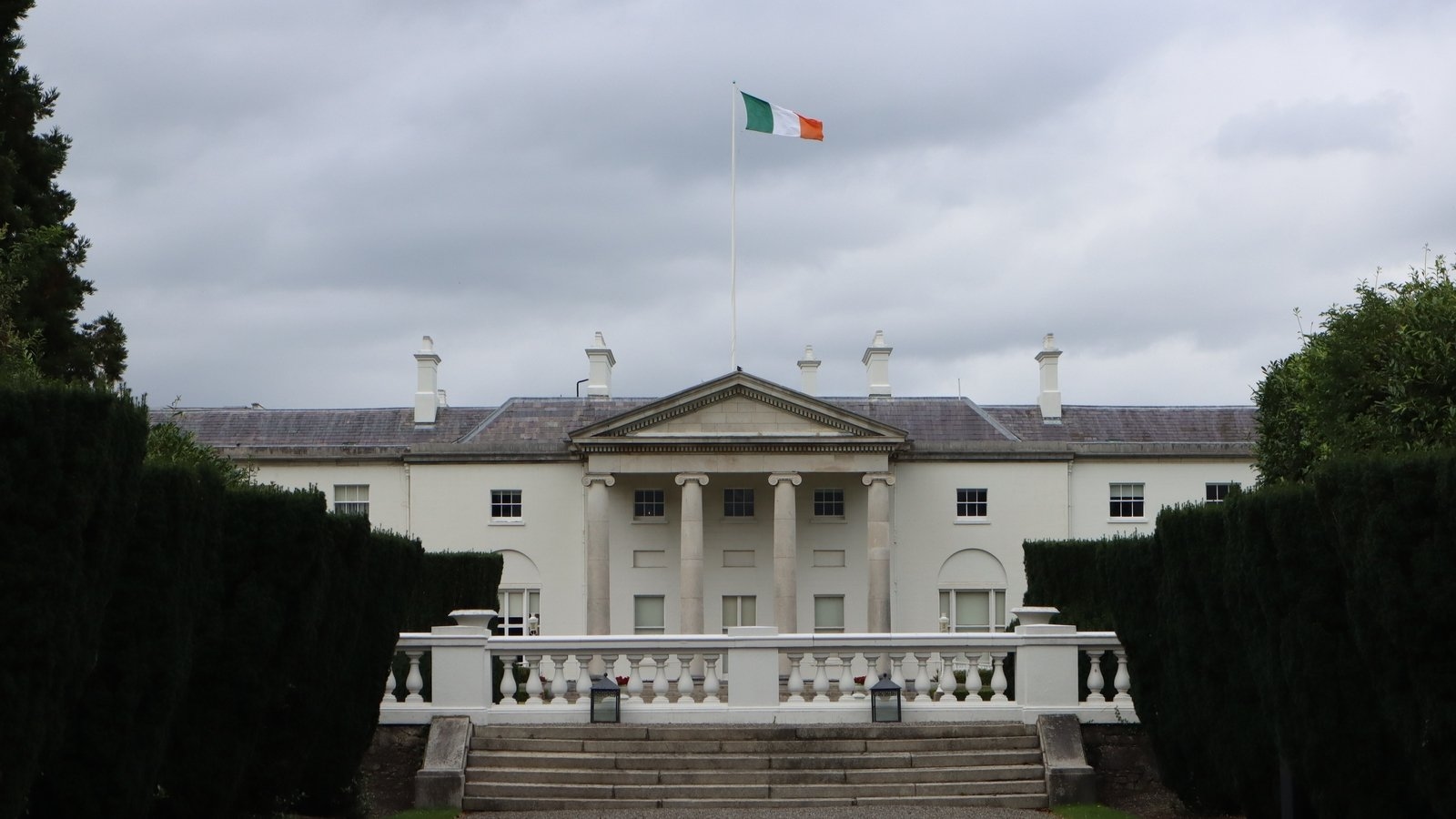 Who are the potential runners and riders in the race for the Áras?