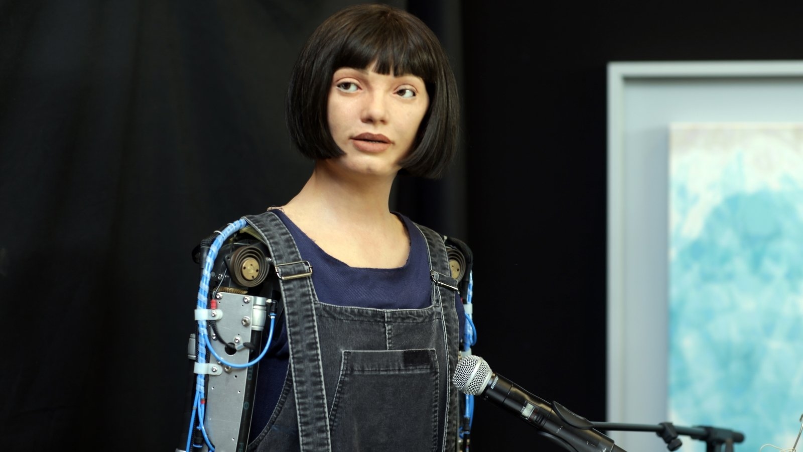 Humanoid robot says not aiming to 'replace human artists'