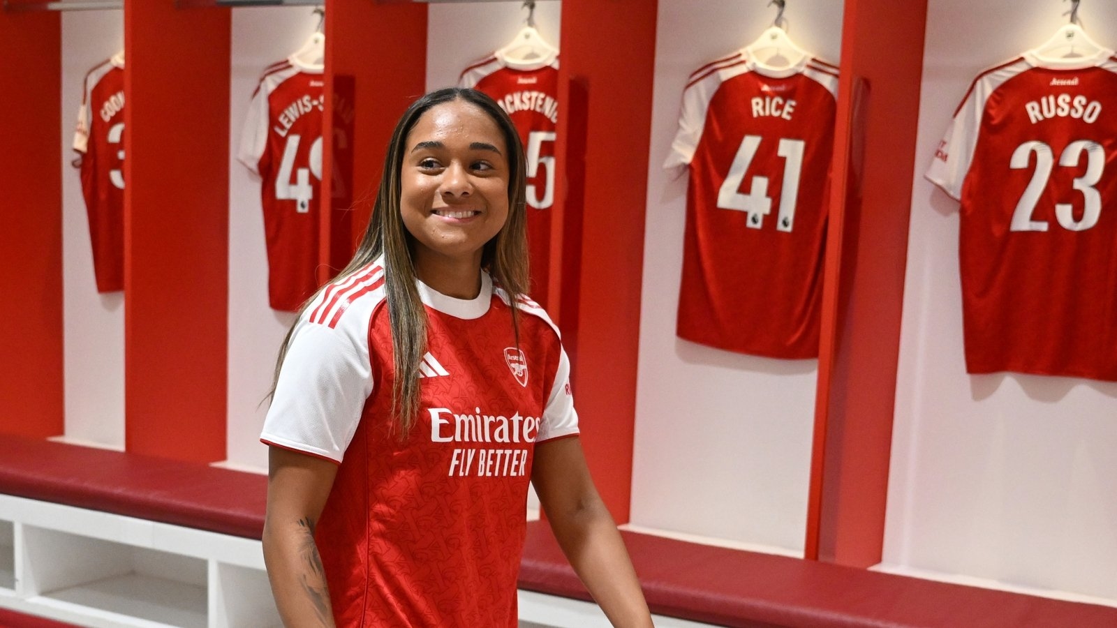 Olivia Smith signs for Arsenal to become first £1m female player