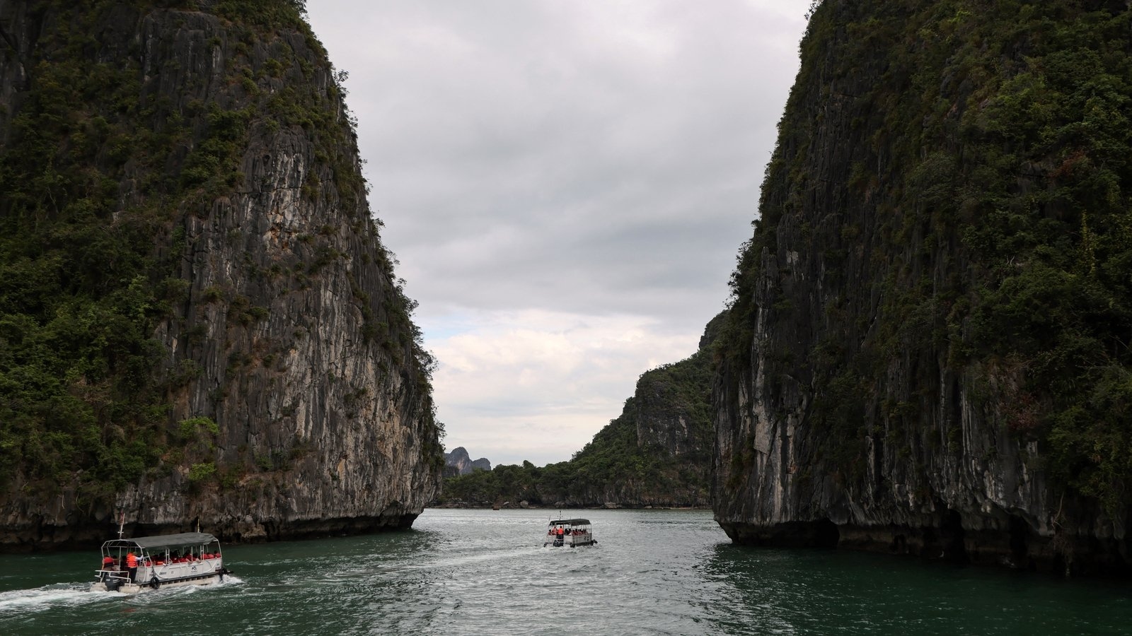 Three dead after tourist boat capsizes in Vietnam