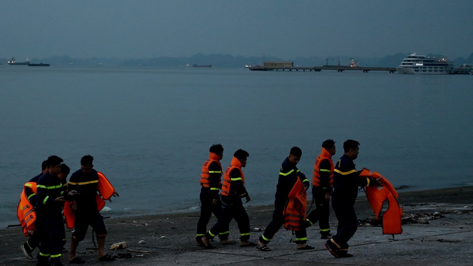 Rescue efforts resume after tourist boat capsizes in Vietnam