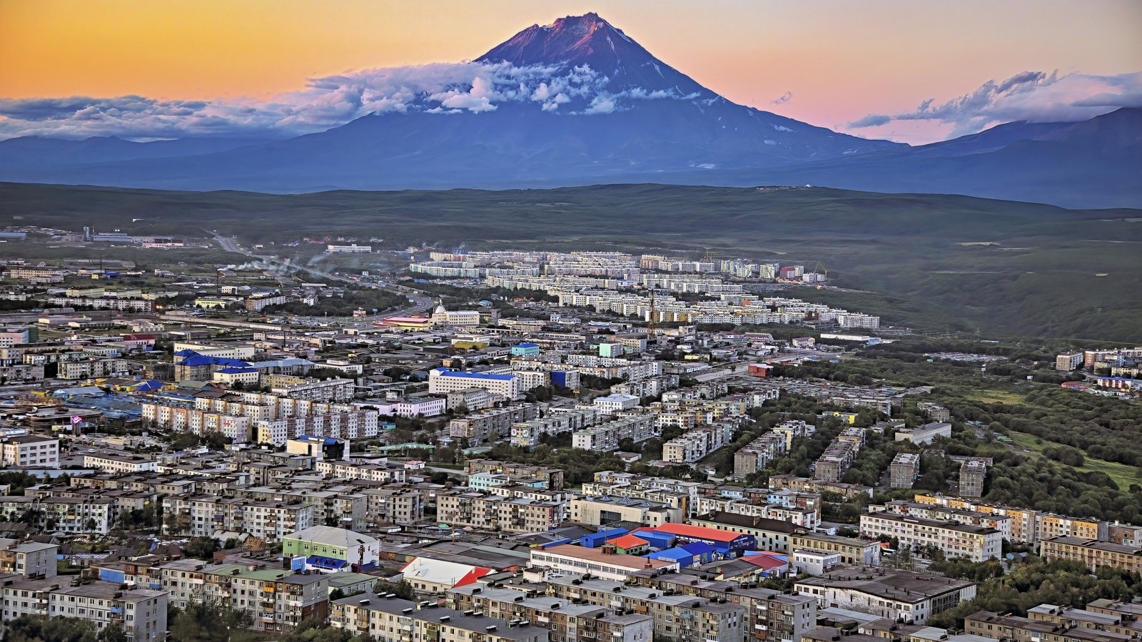 Tsunami alert after powerful quakes strike off coast of Russia