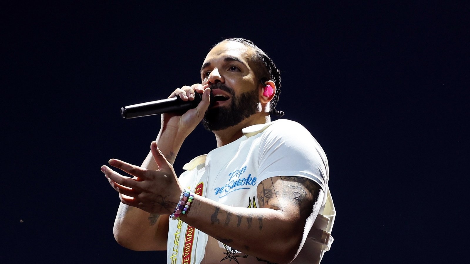 Drake cancels Manchester gig due to 'travel issues'