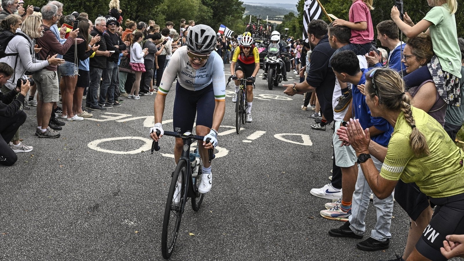 Fiona Mangan wins intermediate sprint at Tour de France Femmes