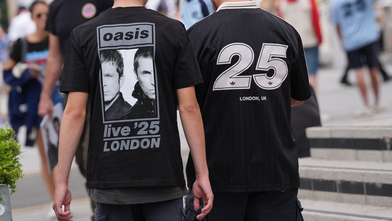 Oasis dedicate Live Forever at Wembley to 'people who can't be here tonight'