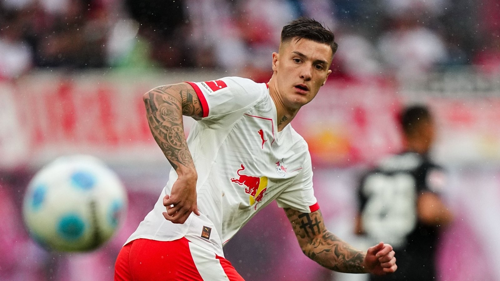 Newcastle return with improved bid for Benjamin Sesko