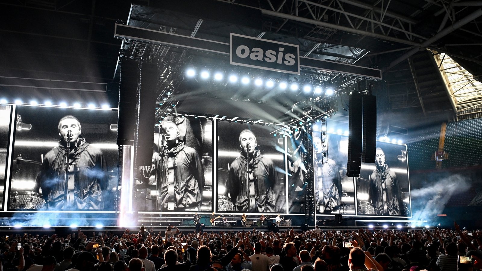 A musical analysis of two massive hits in the Oasis canon