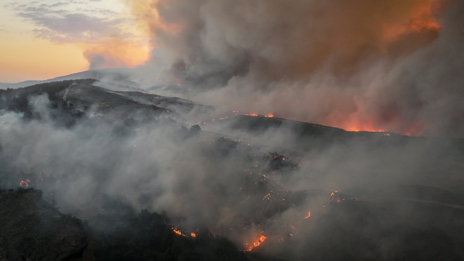 250 flee as Turkish rescuers battle wildfire in Gallipoli