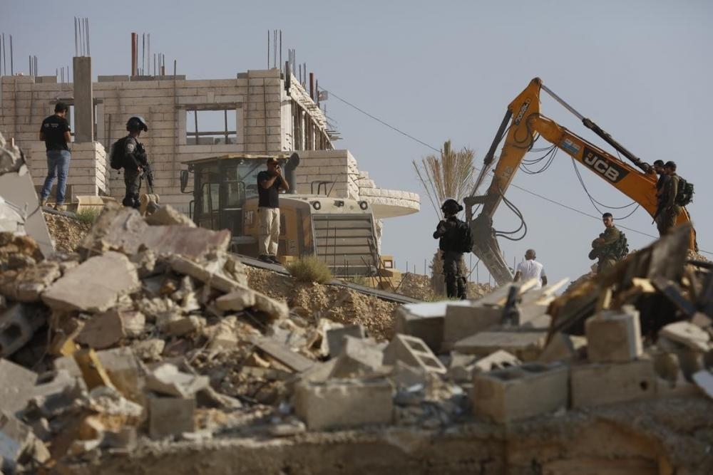 Israeli enemy demolishes walls in Anata, northeast of Quds