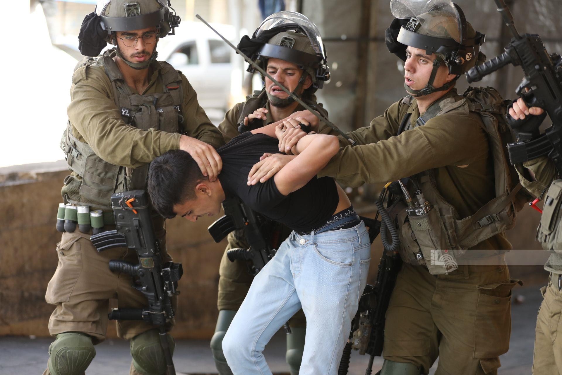 Occupier arrests Palestinians in West Bank