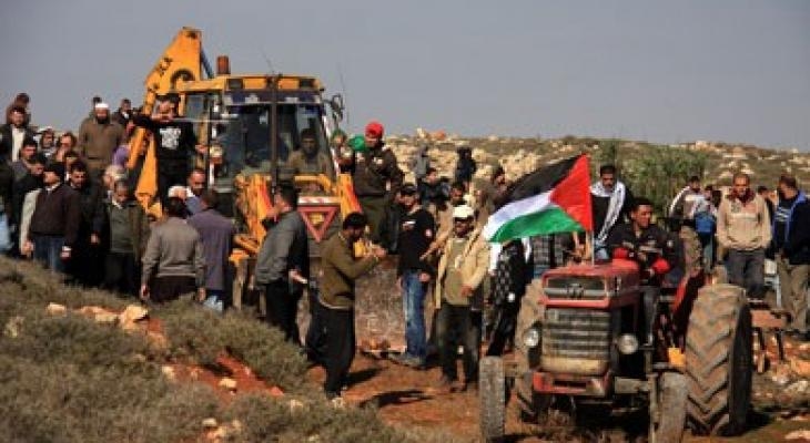 Zionist enemy seizes agricultural land & roads connecting villages in Masafer Yatta