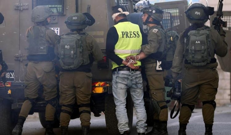 Two Palestinians, including journalist, arrested in Nablus