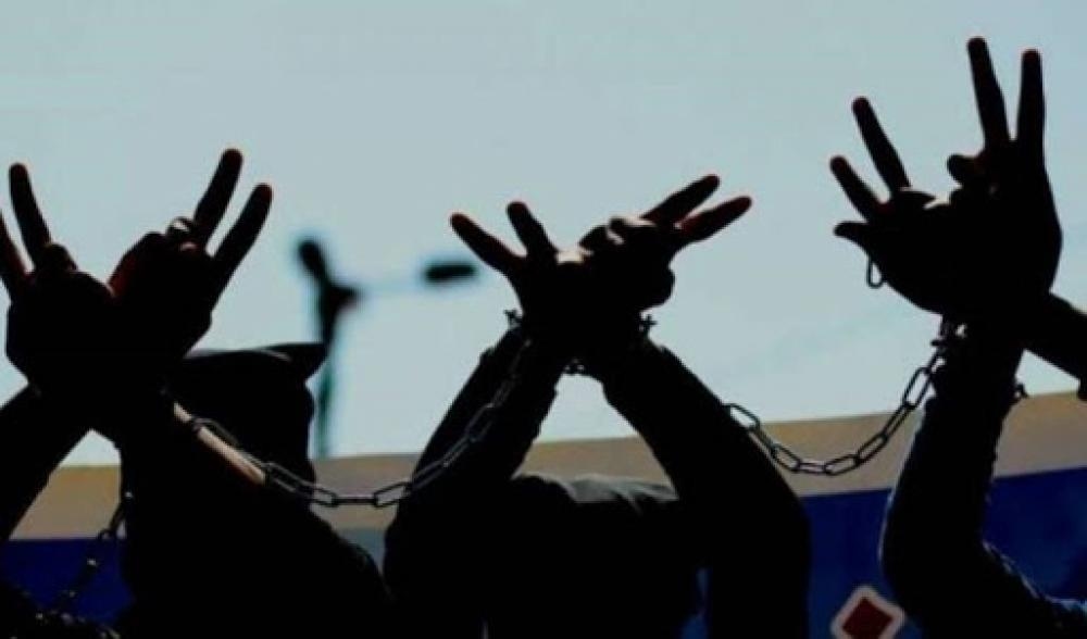 Zionist enemy issues, renews administrative detention orders for 64 Palestinian detainees