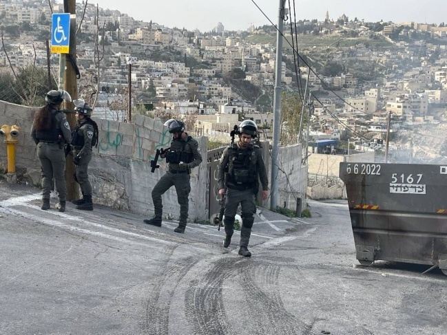 Zionist enemy forces residents of Jenin apartment building to evacuate