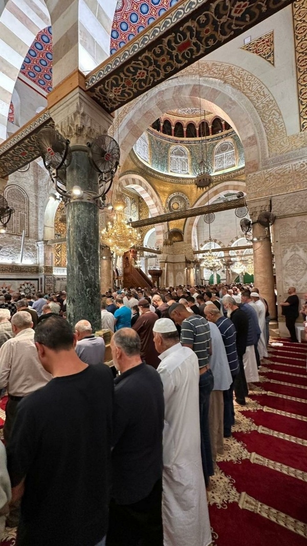 40 ألفًا يُؤدون صلاة الجمعة في المسجد الأقصى والعدو الصهيوني يعتقل خطيبه