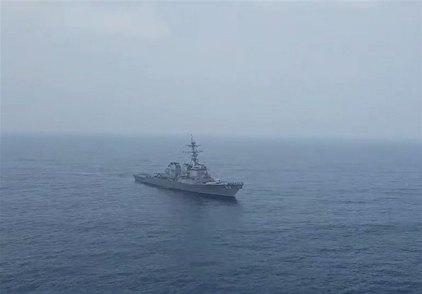 Iranian helicopter forces US destroyer to retreat