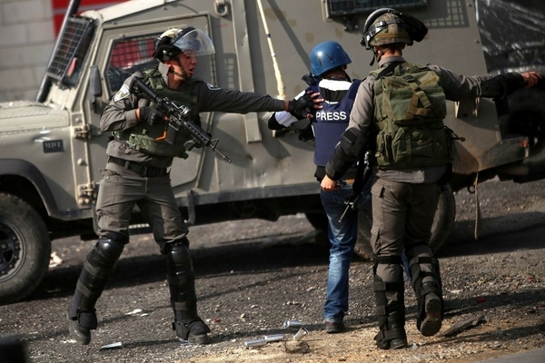 Zionist enemy prevents press from entering Gaza for fear of exposing its crimes