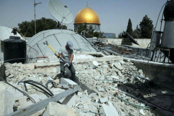 Israeli Occupation Forces force two Jerusalemite Palestinians to demolish their houses & threaten others with demolition