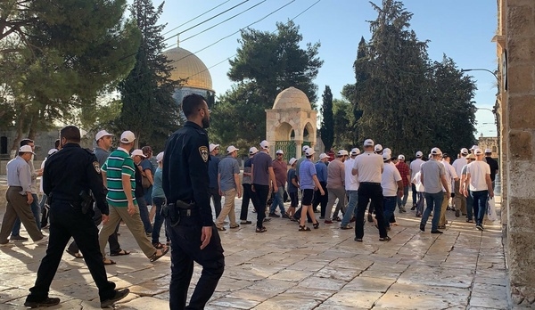 عشرات المستوطنين يقتحمون المسجد الأقصى وسط إجراءات مشددة