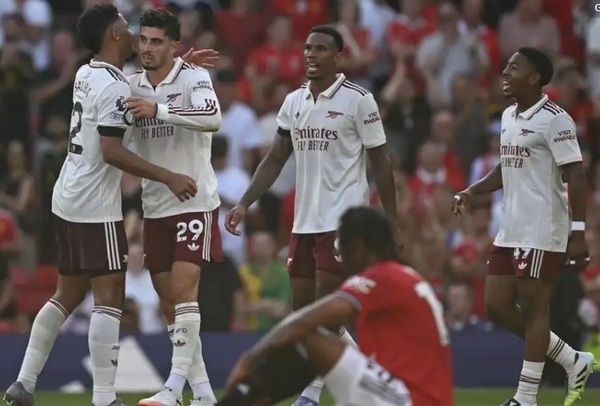 Arsenal defeats Manchester United in Premier League Opener