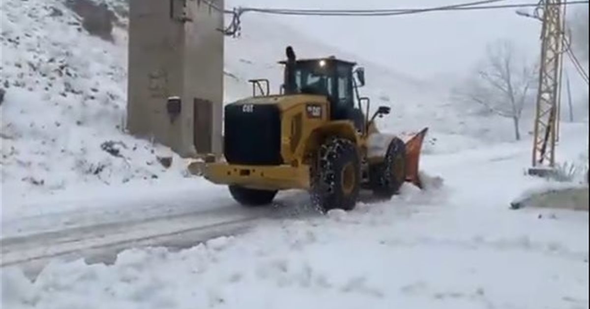 في ظل العاصفة… "الأشغال" تكثف جهودها لإعادة فتح الطرقات (فيديو)
