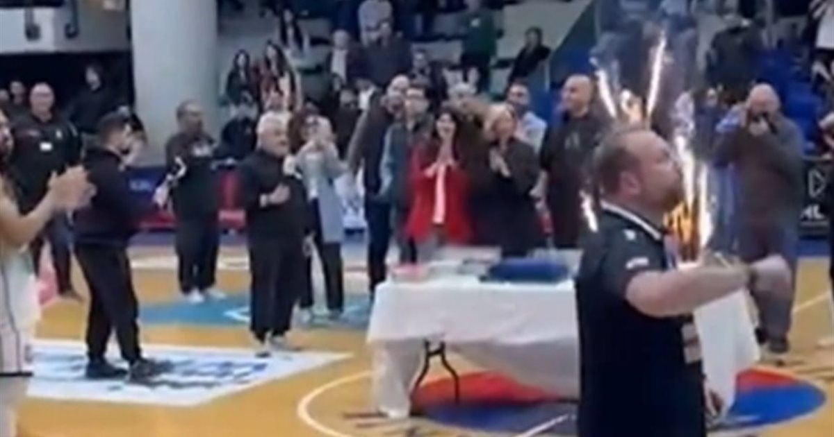 بحضور السيدة الأولى.. مفاجأة لنجل رئيس الجمهورية في الملعب (فيديو)