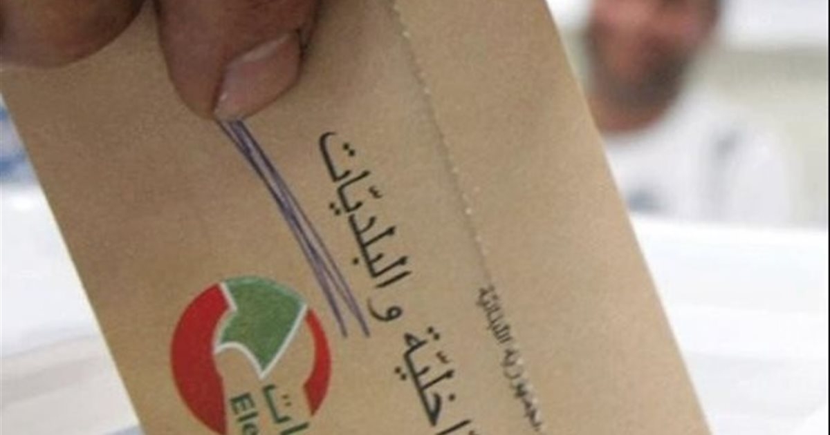 كثافة الإقبال على "المخترة": بعضهم يعتبره "معقّب معاملات" وتجاهل للدور الكبير