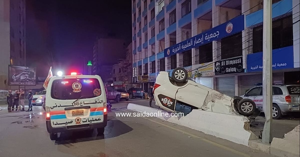 حادث سير مروّع فجراً في صيدا: انقلاب سيارة وسقوط جريح