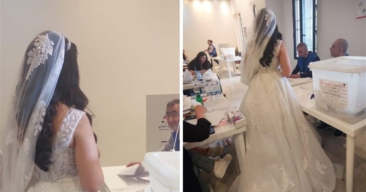 عروس في فستان الزفاف تدلي بصوتها في مركز اقتراع