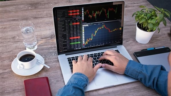 بين البورصة والوهم... جيل لبناني جديد يتقن فنون الاحتيال!
