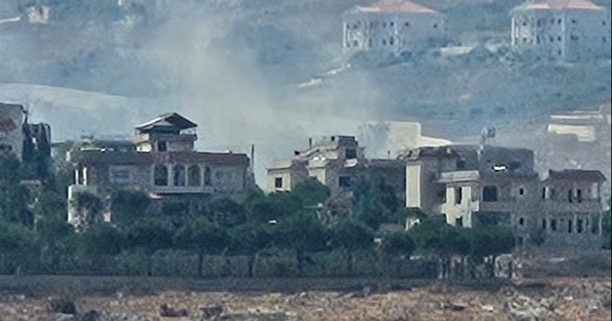 بأربعة صواريخ ... استهداف سيارة بين عيترون وعيناتا(فيديو)