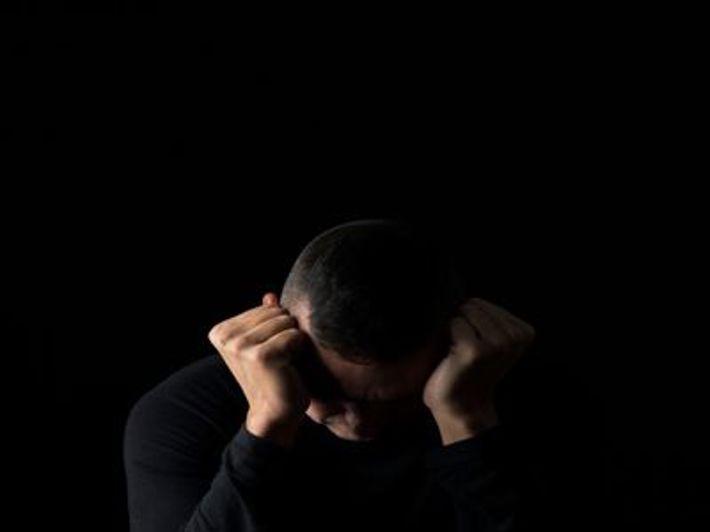 الاكتئاب ليس نهاية الطريق.. خطوات عملية للخروج من نفق الحزن