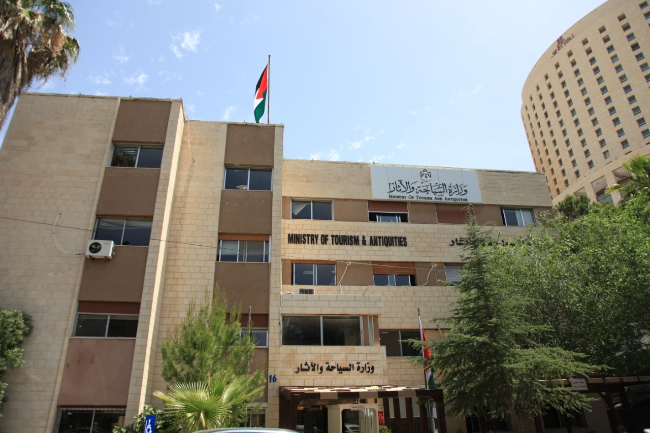 وزارة السياحة والآثار تحتفل بيوم العلم الأردني بفعاليات وطنية شاملة في كافة محافظات المملكة