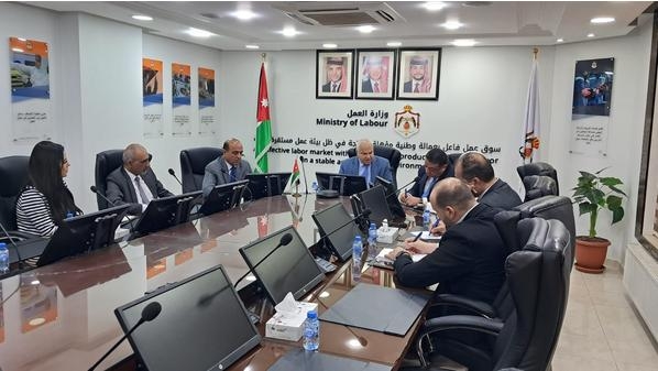 وزارة العمل والبريد الأردني يوقعان اتفاقية لتوظيف 400 شاب وشابة
