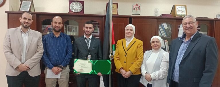 وزارة الطاقة تكرم المهندس العتوم لابتكاره نظام تخزين الطاقة الذكي بمصنع 'الدرة'