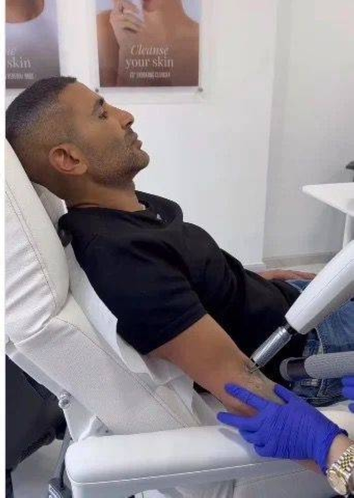أحمد سعد يفاجئ جمهوره بإزالة الوشم من جسمه