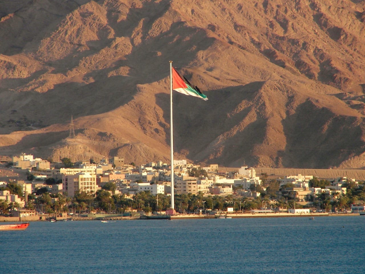 كان الله في عون اهل العقبه …