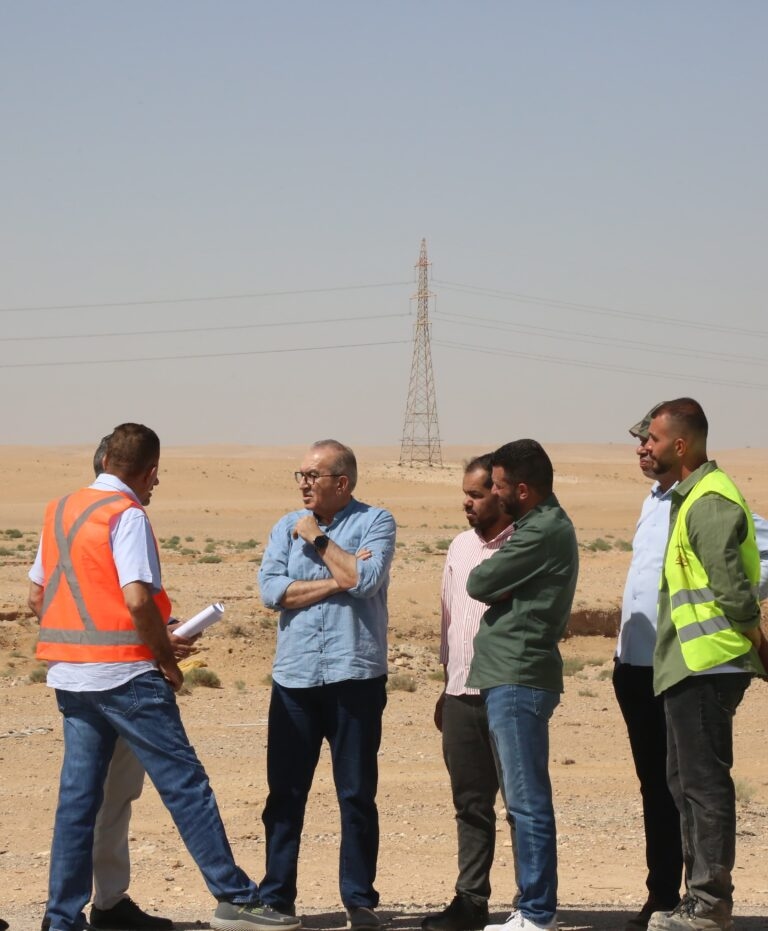 أبو السمن يتفقد مشروعي طريق الأزرق واستاد الموقر ويوجه بتسريع الإنجاز