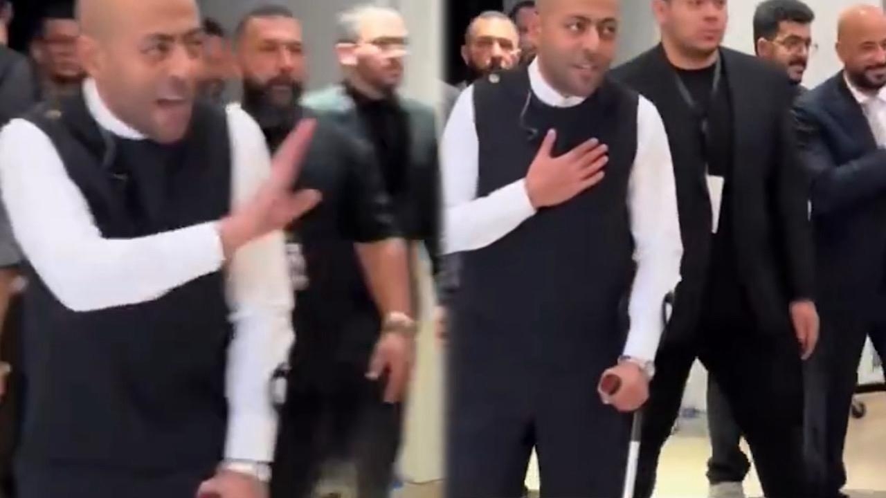 تامر عاشور يثير التساؤلات بظهوره بعكاز في حفل الكويت