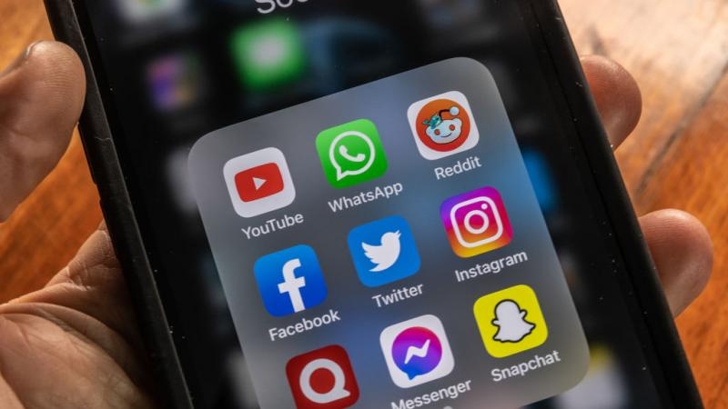 يوتيوب يتصدر و'فيسبوك' يتراجع.. دراسة تكشف تأثير السوشيال ميديا على مراهقي أميركا