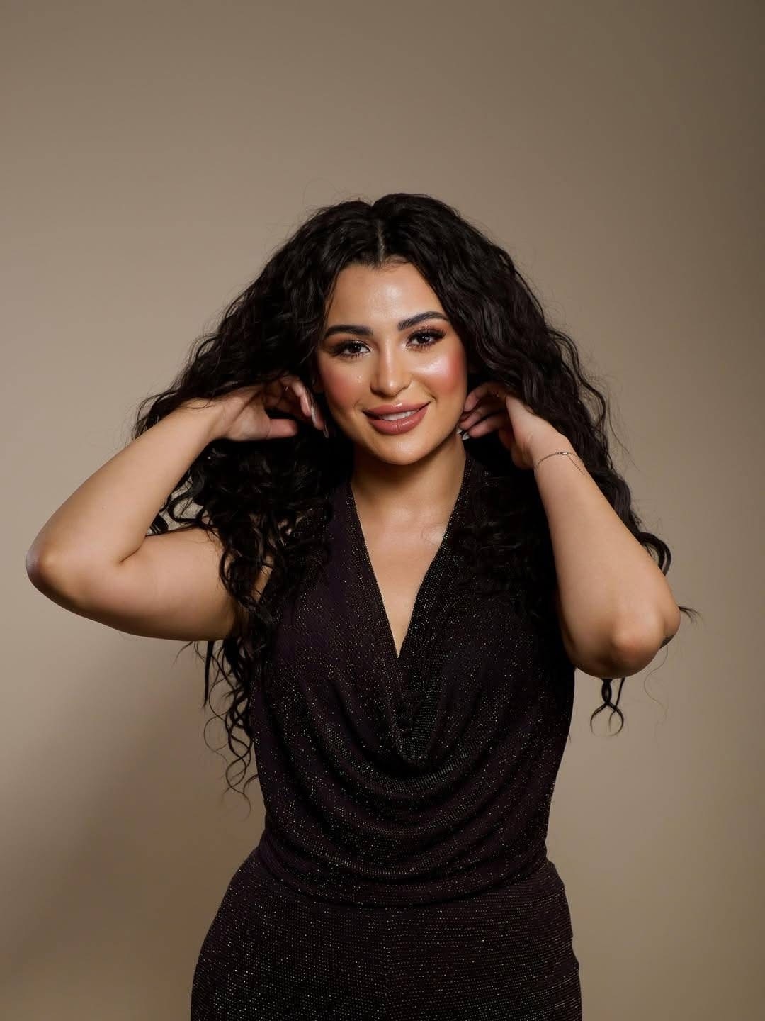 فنانة تبكي على الهواء: 'حبيبي السابق يطاردني.. أنقذوني!'