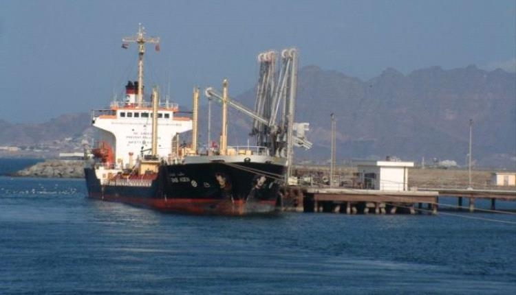 الحو*ثيون يفرغون شحنة بترول "مشبوهة" في الحديدة!