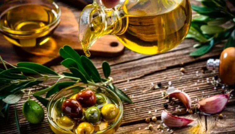 زيت الزيتون بين الفوائد الصحية والجدل حول الطهي الحراري