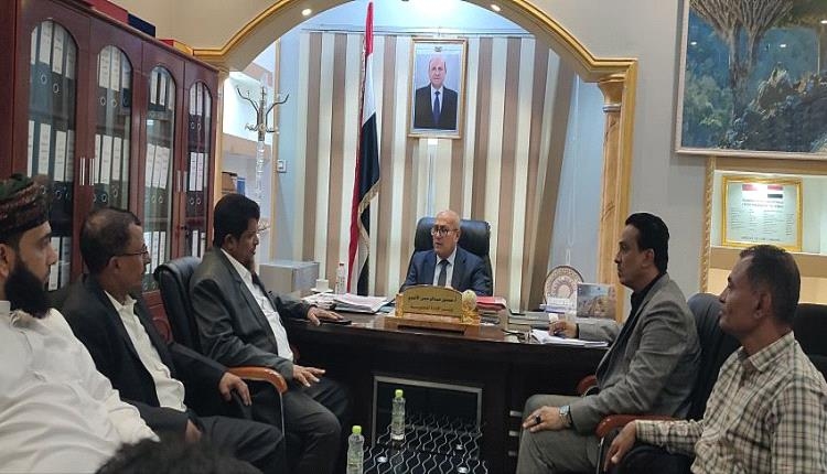 وزير الإدارة المحلية يناقش مع قيادة المهرة احتياجات المحافظة وجهود التعافي من آثار "إعصار تيج"