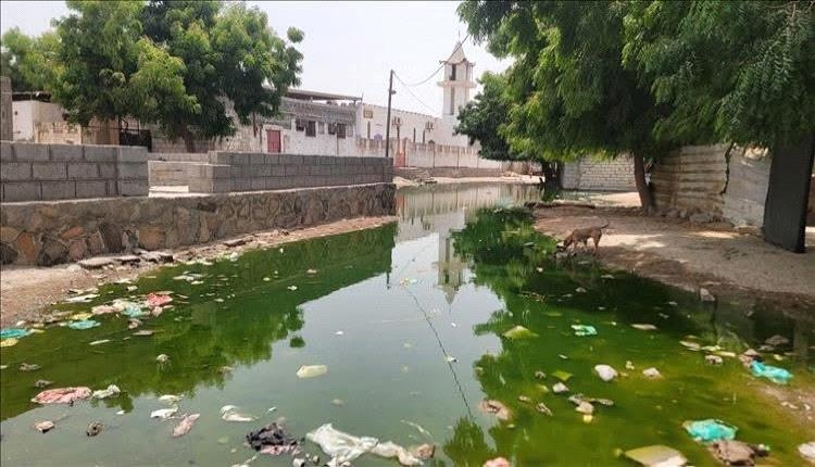 مياه الصرف الصحي تحاصر مسجداً في أبين .. والمصلون يطالبون بحل عاجل