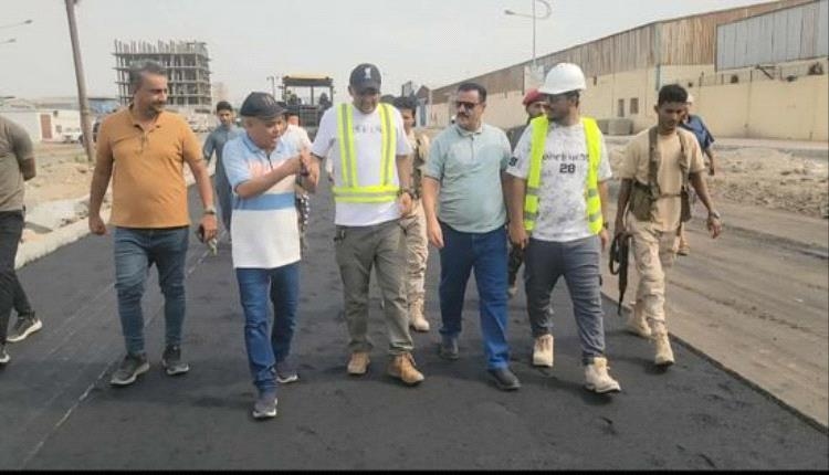 مدير عام المنصورة يتفقد سير أعمال سفلتة شارع الخمسين بعدن