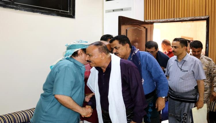 وزير الدفاع الفريق الداعري ووزير النقل يقدمان واجب العزاء للسفير قاسم عسكر في العاصمة عدن