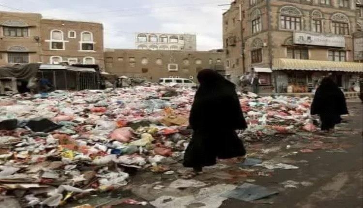 مأساة إنسانية في صنعاء: نساء يبحثن عن الطعام بين أكوام القمامة في مشهد يُدمي القلب